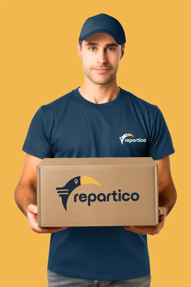 Repartidor de Repartico listo para entregar un paquete